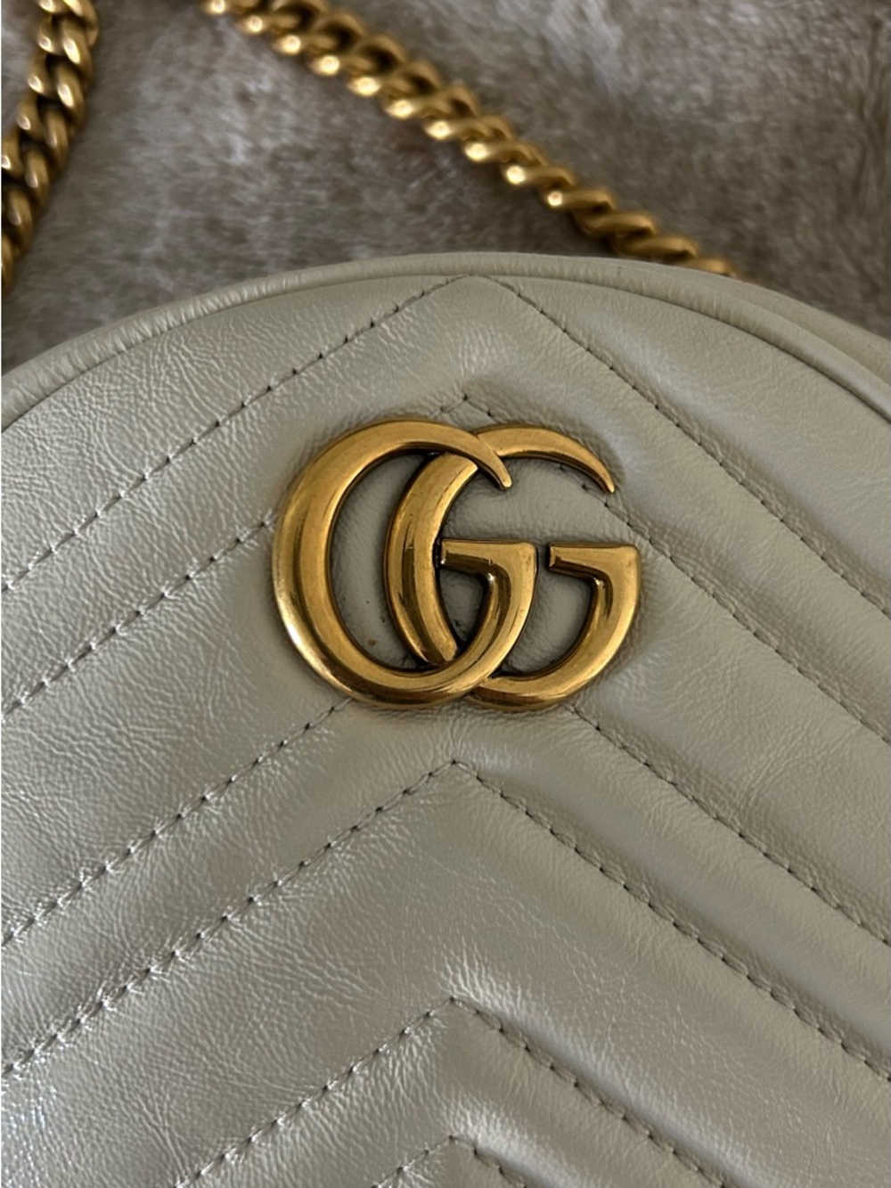 Gucci White Chevron Quilted Round Leather Crossbody with Gold GG - Picture 4 of 5